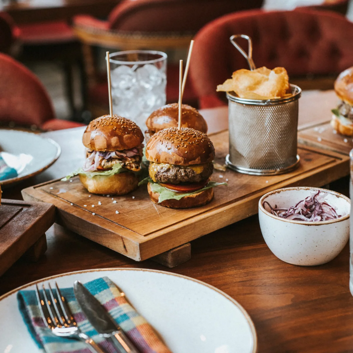 Mini-Burger am Tisch